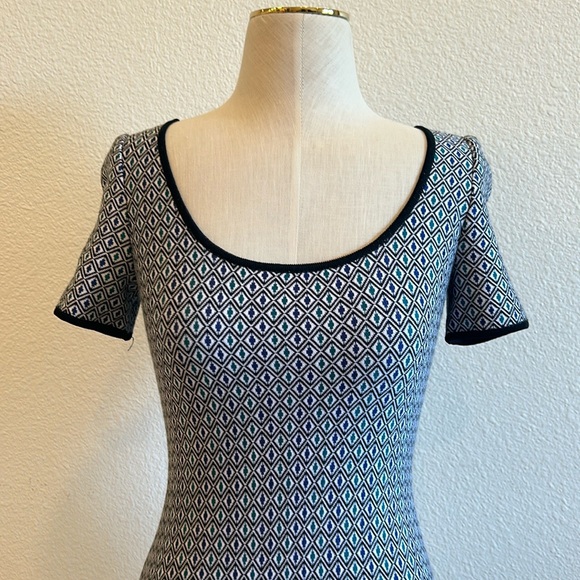 New! ST. JOHN Graduated Diamond Knit Dress - Picture 3 of 10